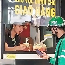 Bộ Y tế đề xuất quy định riêng với cơ sở giao đồ ăn trực tuyến, người bán cần lưu ý những gì?