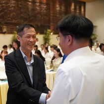 Hủy chuyến bay về nhà, vị giám đốc mang 20 triệu đồng đến trao học bổng cho sinh viên