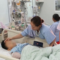 Ghép tạm bàn tay vào chân bé trai bị cổng chào sập đè: Hy vọng cứu bàn tay đứt rời cho cháu