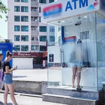 Vì sao du khách Nga phải xếp hàng dài chờ rút tiền ở Nha Trang?