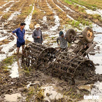 Trẻ 14 tuổi cầm lái máy cày rồi bị đè tử vong: Ai phải chịu trách nhiệm?