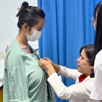 Cô gái mang khối u xơ tuyến vú 5kg suốt bảy năm vì lầm tưởng ngực phát triển tuổi dậy thì