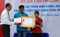 'Huân chương dũng cảm' cho cậu bé 10 tuổi cứu 4 bạn