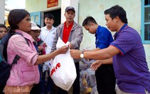 Quà bạn đọc Tuổi Trẻ đến với bà con vùng sạt lở Nam Trà My