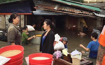 Tiểu thương Vinh lao đao cứu hàng trong nước ngập thắt lưng