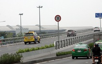 Xe 'bò' 30km/h lên cầu vượt cổng sân bay Tân Sơn Nhất