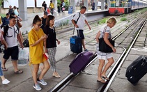 Oằn lưng 'cõng' phí, giá vé tàu liên tục tăng cao