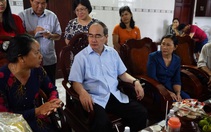 Đi tiếp xúc cử tri, Bí thư Nhân thăm nhà dân nuôi heo