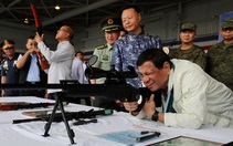 Philippines: miệng vuốt ve Mỹ, tay cầm vũ khí Trung Quốc