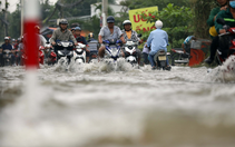 Người dân TP.HCM đầu tuần vất vả vượt ải triều cường lịch sử