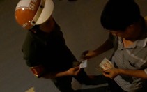 Cận cảnh nhóm dân phòng ngang nhiên… 'làm luật'