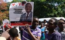 Tổng thống chưa từ chức, Zimbabwe đã bị tranh quyền đoạt lợi