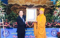 Tượng Bồ Tát Quán Thế Âm bằng hoa bất tử lập kỷ lục thế giới