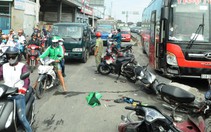 Xe khách tông hàng loạt xe máy đang dừng đèn đỏ