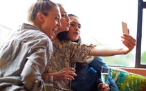 Camera trước của điện thoại không phải để selfie