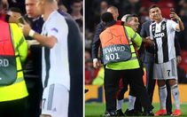 Ronaldo 'tự sướng' với fan cuồng