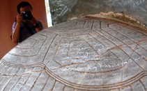 Viết, vẽ bậy lên di tích: Cần phạt nặng!