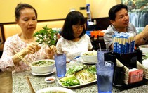Phố phở hàng rong đong đầy hương sắc Việt