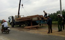 Bị truy đuổi, xe tải đổ gỗ ngổn ngang ra đường 'cản địa'