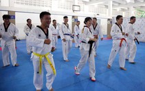Khi bác sĩ, dân kinh doanh tập taekwondo