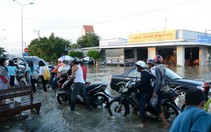 Bì bõm qua quốc lộ 1 ngập nước