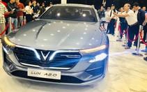 Hàng ngàn khách vây kín xem xe VinFast ở Sài Gòn