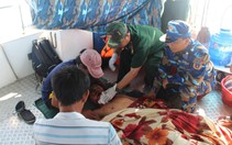 Kịp thời cứu giúp ngư dân gặp nạn trên biển