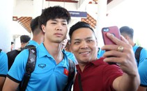 CĐV VN tại Lào chúc đội tuyển VN vô địch AFF Cup 2018