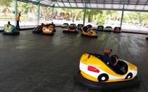 Bé gái giập phổi vì tai nạn khi chơi xe điện đụng