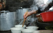 Tôi giữ mãi trong tâm can câu trả lời còn trong hoài niệm: 'Con muốn ăn phở bố ạ'