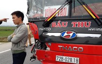Dân giúp thu gom hàng của xe tông nhau trên quốc lộ 1
