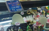 Các cửa hàng sôi động, bánh kem chủ đề Giáng sinh 'hốt bạc'
