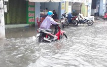 Nha Trang mưa ngập nhiều tuyến phố, dân vùng sạt lở sơ tán