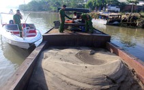Bắt thuyền chở cát khai thác trái phép trên sông Đồng Nai