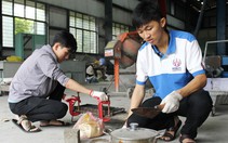 Hai sinh viên biến nilông tái chế thành gạch lát nền