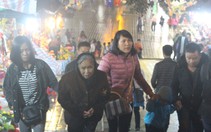 Xuyên đêm trẩy hội và mưu sinh ở chùa Hương
