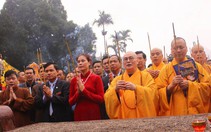 Trời đổ mưa lớn, khai hội chùa Hương vẫn đông vui