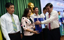 Phát móc khóa có số điện thoại lãnh đạo phường cho dân