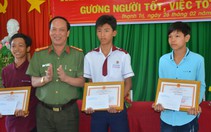 Khen thưởng 3 thiếu niên trả tiền cho người đánh rơi