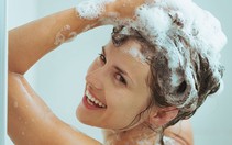 Lười gội đầu, tóc không chỉ bẩn mà còn yếu hơn