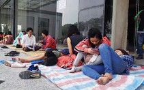 Dân chung cư Carina vạ vật chờ trở lại nhà sau đám cháy