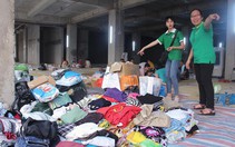 Mang quần áo, chăn chiếu đến tận nơi cho nạn nhân cháy chung cư