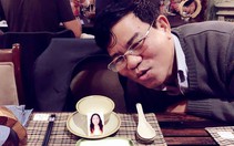Mang theo ảnh mẹ trong bữa cơm sum họp