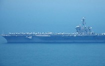 Xem siêu hàng không mẫu hạm USS Carl Vinson trên vịnh Đà Nẵng