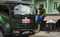 Cảnh sát đu người lên đầu xe tải buộc tài xế dừng xe