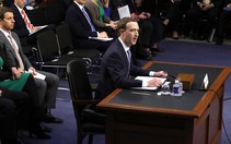 Mark Zuckerberg kê nệm ngồi để khỏa lấp chiều cao khiêm tốn?