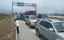 Cát Bà tiếp tục ‘thất thủ’ khi biển người đổ về