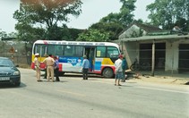 Xe buýt cán hai xe máy, 2 người chết, 3 người bị thương
