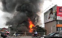 Nhà 3 tầng cạnh chân cầu Vĩnh Tuy cháy lớn, 1 người chết