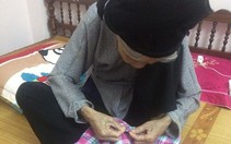 Cư dân mạng kể chuyện về bà khi xem ảnh cụ bà 76 tuổi vá áo